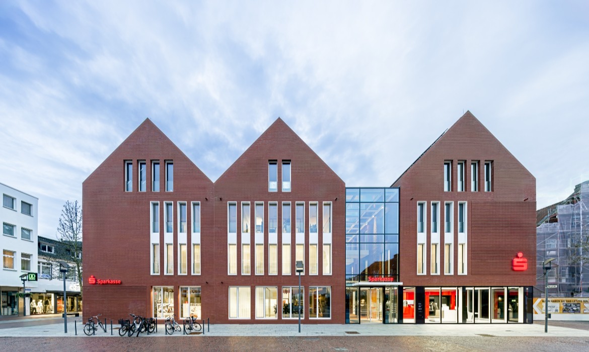 Beratungscenter Außenansicht vom Platz